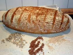 Пшеничный хлеб с семенами кунжута,подсолнечника и льна.