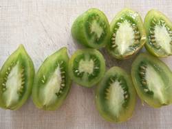 вот такой зеленый томат вырос самосевом в винограде3.jpg