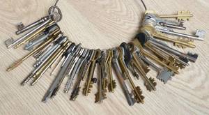 depositphotos_116929608-stock-photo-set-of-house-keys.thumb.jpg.91addddc95cc39ecf0ff7462b692866f.jpg