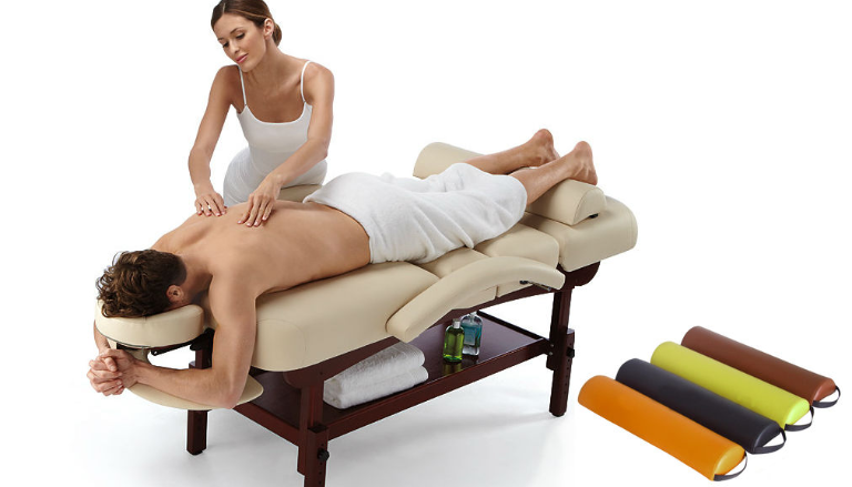 Массажная кушетка IONTO-Wellness massage. Массажный валик для массажного стола. На кушетке на спине. Массаж. Валики и подушки для массажного стола. Реальная камера массажном