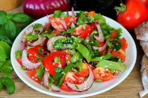 privately.ru_salat-iz-pomidorov-s-krasnym-lukom-i-kunzhutom-ingredienty-1.jpg