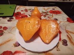 Оранжевая клубника (разрез)