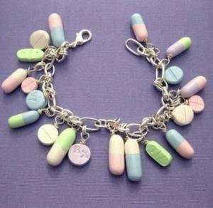 jt3lvu-l-610x610-jewels-pills-bracelet-pastel-bracelets-chain-charm+bracelet-pretty-pastel+goth-tumblr-jewellery-home+accessory.jpg