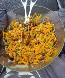 Салат из квашеных головок салата, красной фасоли и морковки.