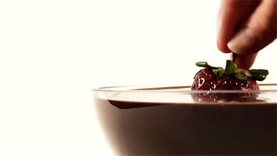 cilegi-cikolataya-batirip-seksi-bir-sekilde-yemek_2001930.gif