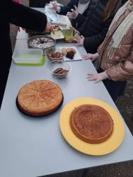 Продажа пирогов на выходе их школы 13/12/24