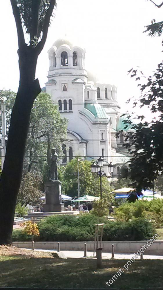 София - вид на храм-памятник Александра Невского из сквера у русской церкви