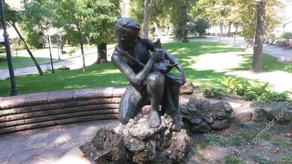 София - скульптура в парке за Национальной галереей искусств