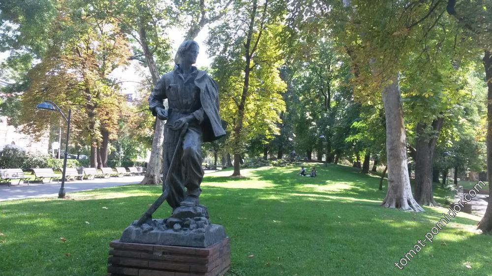 София - скульптура в парке за Национальной галереей искусств