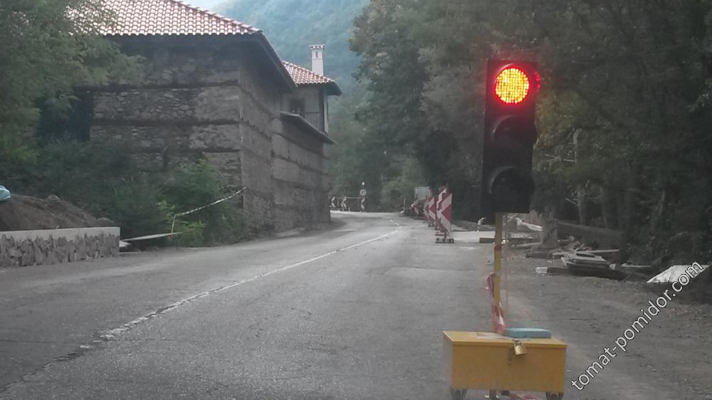 переносной светофор на горной дороге