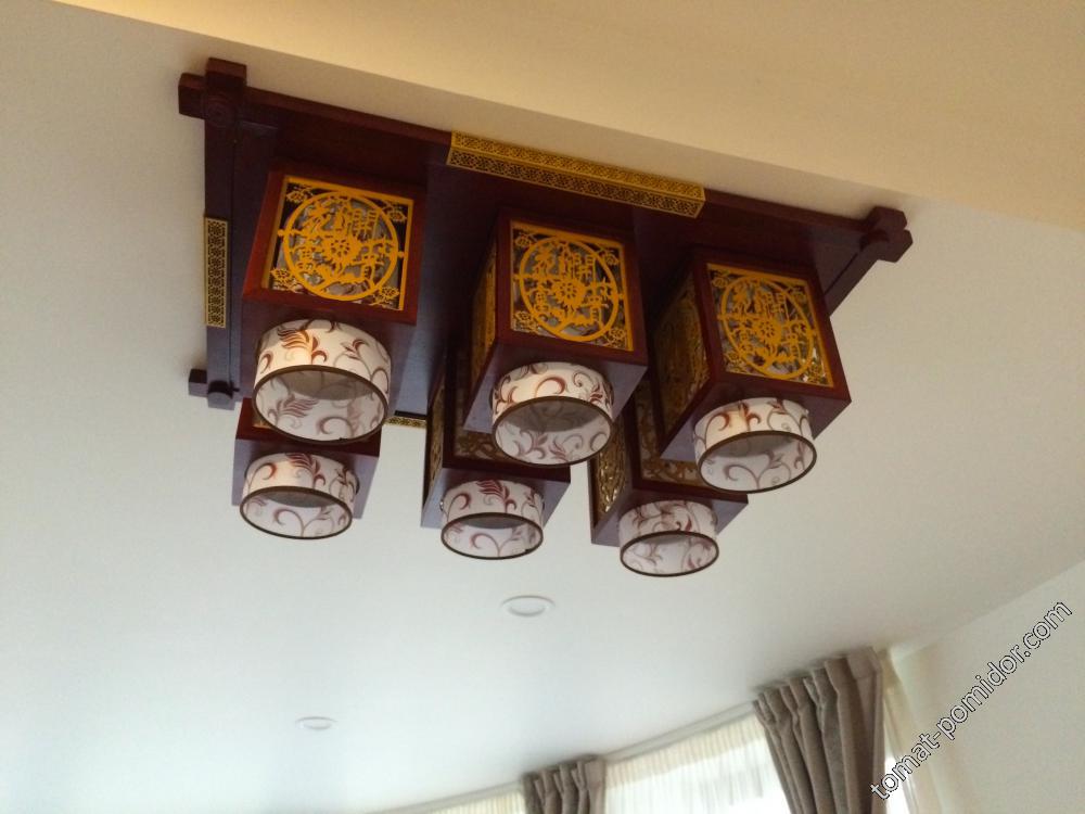 Лампа в гостиной в китайском стиле