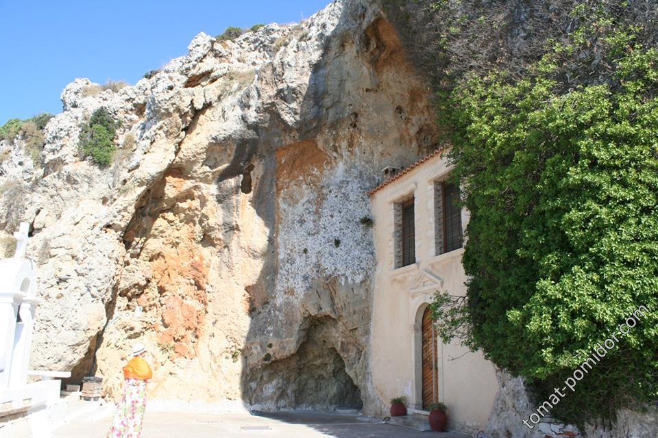 Монастырь в скале, где хранится чудотворная икона Божьей Матери