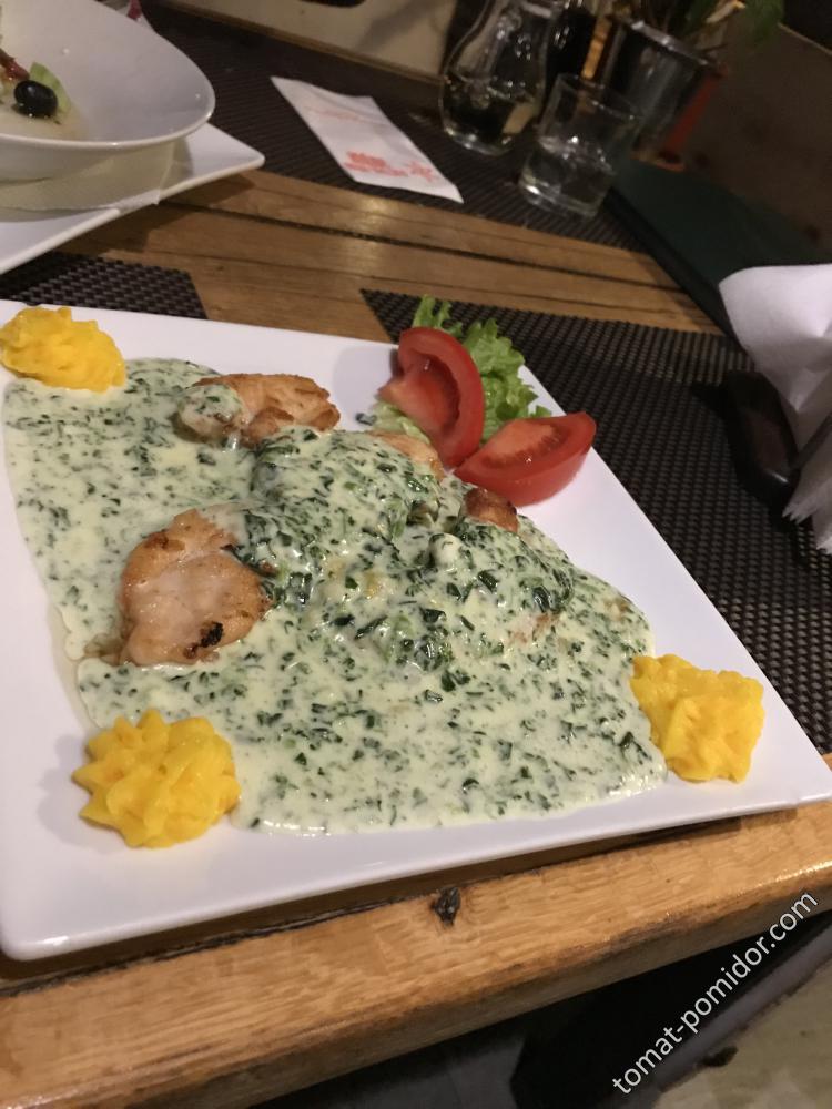 ресторан Астерия - пилешко със сос спанак и синьо сирене