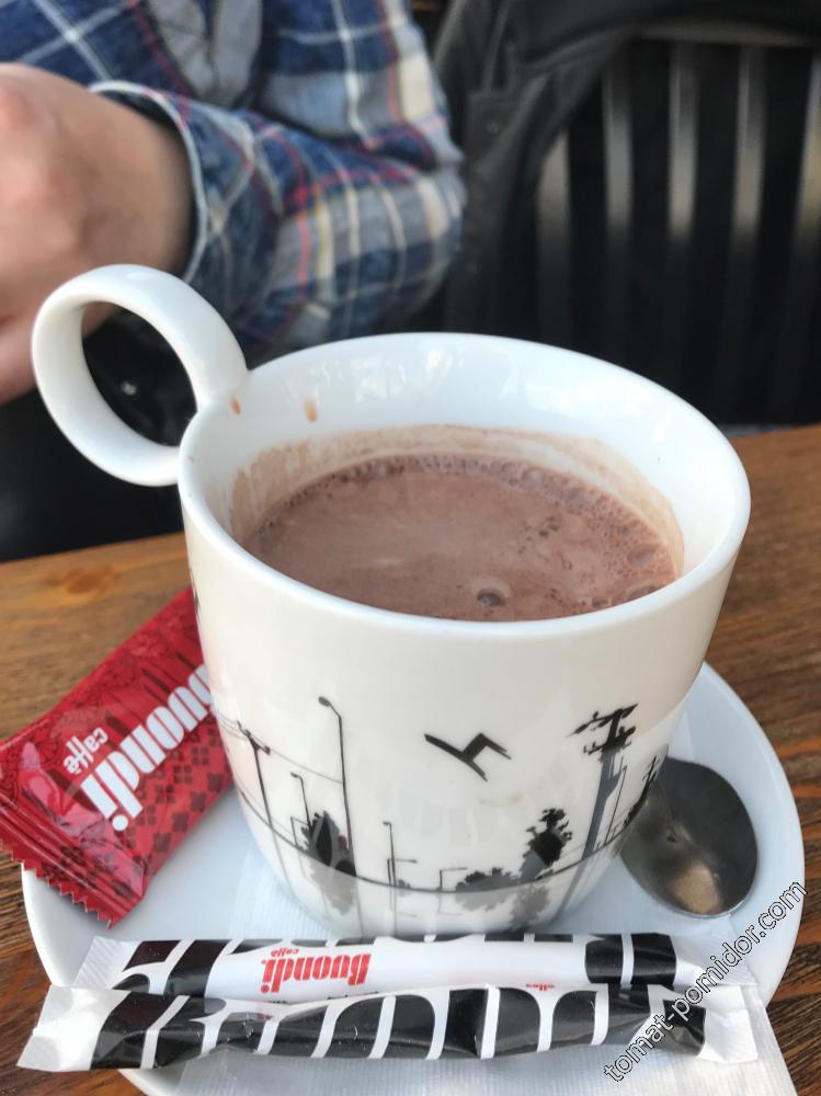 кафе на площади - горячий шоколад