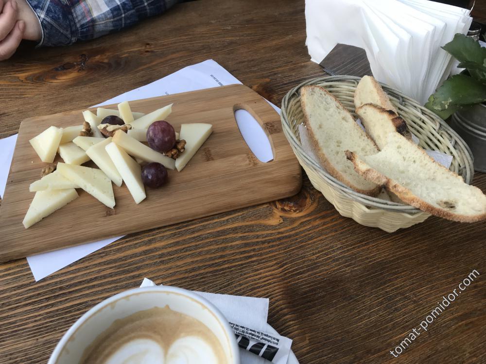 кафе на площади - испанская сырная тарелка со свежим домашним хлебом