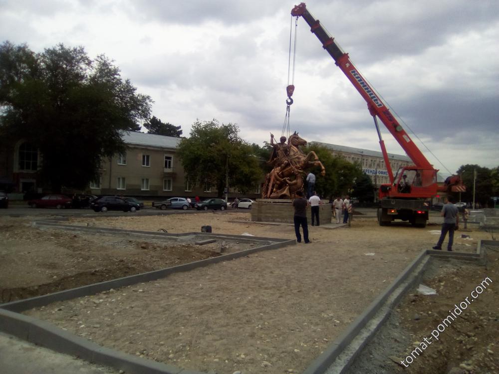 Установка скульптуры Георгий Победоносец на площади города Георгиевск
