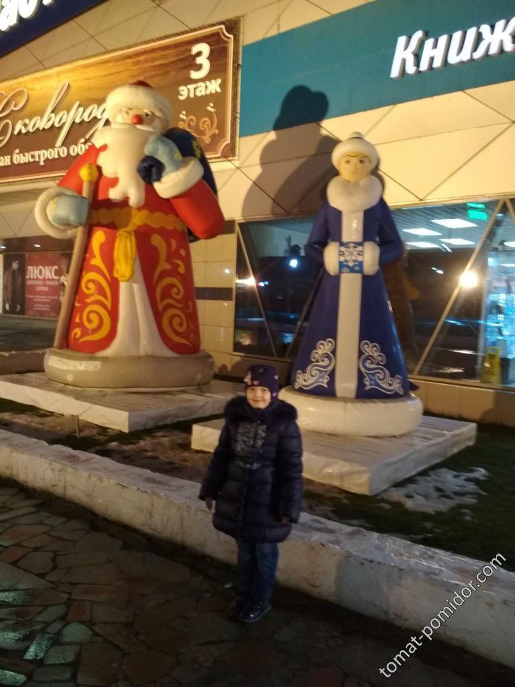 ребенок с Дедом Морозом и Снегурочкой