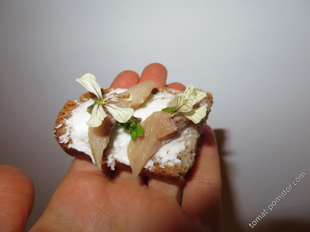 Бутербродик с селедкой и цветочком рукколы