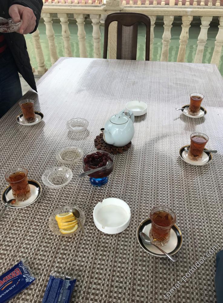 чай в кафе по дороге в Мингечаур