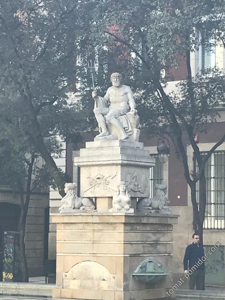 Барселона, площадь де Мерсе, фонтан Нептун