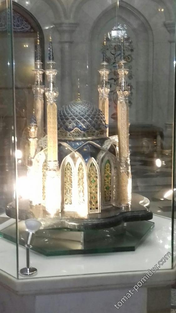 Копия мечети из драгоценных камней и металлов.
