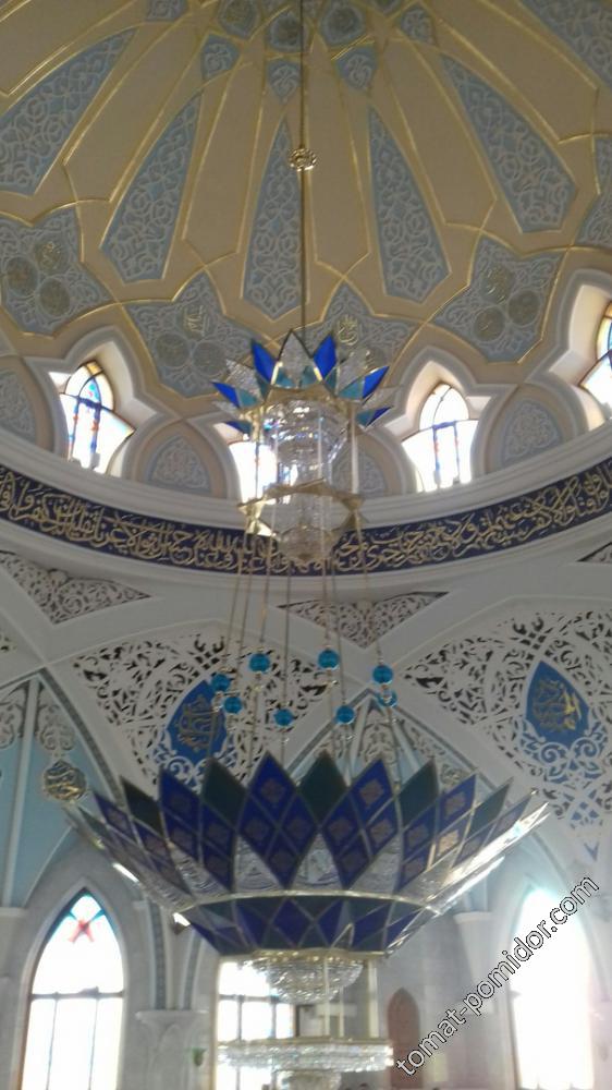 Красивая огромная люстра в мечети.