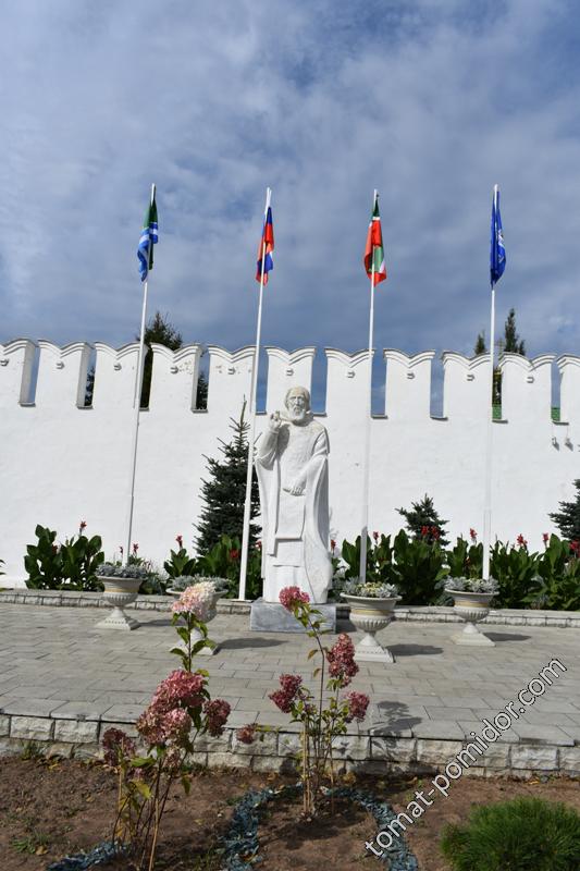 Памятник преподобному Сергию Радонежскому, который как бы благословляет всех приходящих паломников