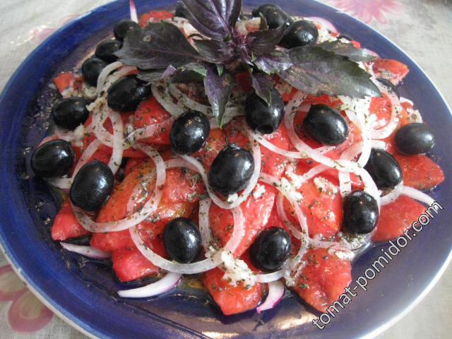 Маринованная закуска из помидоров с луком и оливками