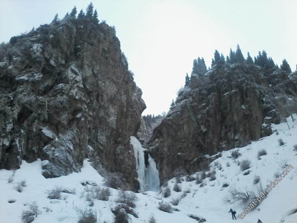 водопад в феврале.