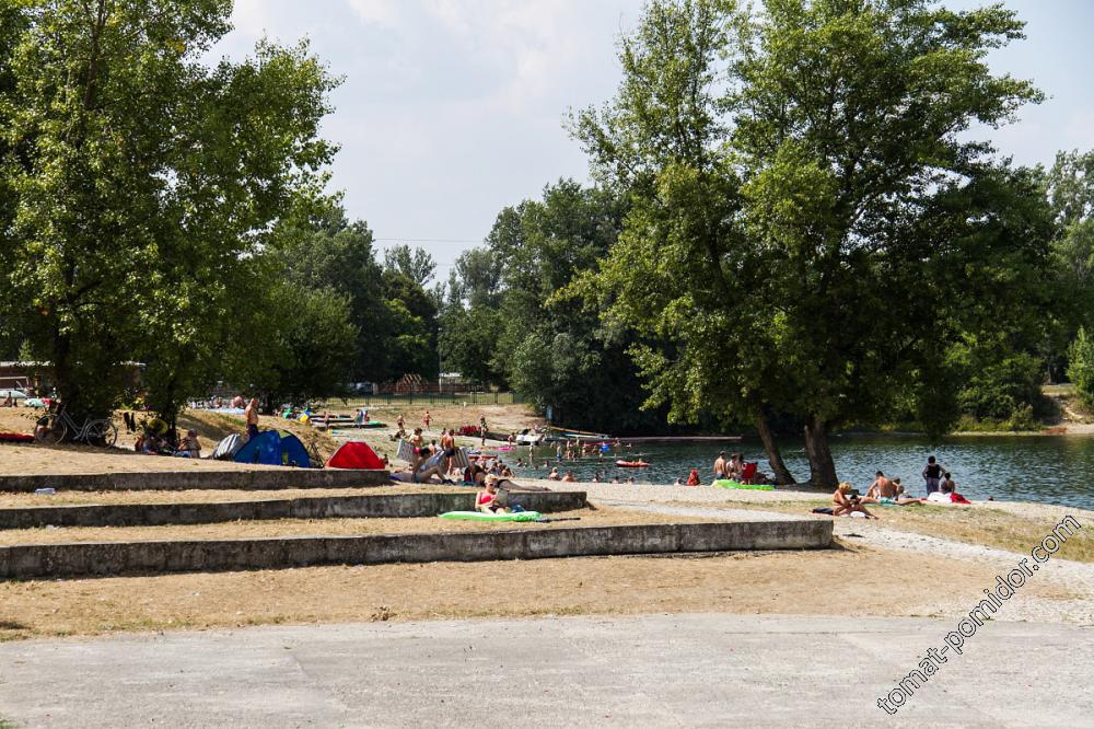 Пляж у озера Зеленая вода