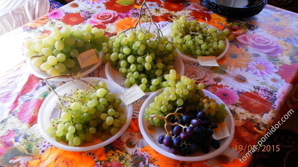 виноград на столе